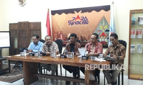 Kiri ke kanan. Koordinator ICW Donal Fariz, Ari Nurcahyo Direktur PARA Syndicate, Jhony G Plate Sekjen Partai Nasdem, Koordinator Formappi Sebastian Salang,  dan  Peneliti Hukum Agung Sulistyo berdiskusi mengenai UU MD3, di kantor Para Syndicate, Jumat (23/2). 