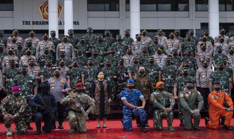 (kiri ke kanan) Laksamana TNI Yudo Margono yang mewakili Panglima TNI, Kapolri Jenderal Pol Listyo Sigit Prabowo, Ketua DPR Puan Maharani, Ketua MPR Bambang Soesatyo, KSAD Jenderal TNI Dudung Abdurachman dan KSAU Marsekal TNI Fadjar Prasetyo berfoto bersama saat Rapat Pimpinan (Rapim) TNI-Polri 2022 di Mabes TNI, Jakarta Timur, Selasa (1/3/2022). Dalam rapim itu, Presiden Joko Widodo meminta jajaran TNI dan Polri meningkatkan kedisiplinan salah satunya untuk tidak ikut dalam urusan demokrasi.