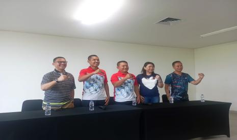 (Kiri ke kanan) Pengurus Pengprov PBSI Sulawesi Selatan Devo Kadhavi, legenda bulu tangkis Joko Supriyanto, penggagas Kasad Cup 2023 Jenderal TNI Dudung Abdurachman, legenda bulu tangkis Susy Susanti, pengurus Pengprov PBSI Bali I Wayan Winurjaya. 