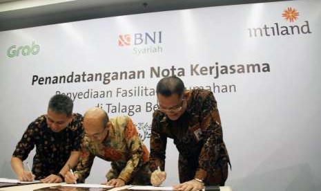 kiri ke kanan: Ridzki Kramadibrata, Managing Director PT Grab Indonesia, Suhendro Prabowo Wakil Presiden Direktur dan COO PT Intiland Development Tbk, Abdullah Firman Wibowo, Direktur Utama PT Bank BNI Syariah