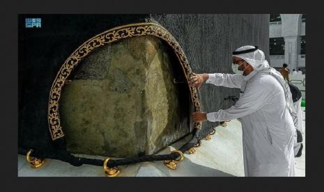 Kiswah atau penutup Kabah. Pemeliharaan Kiswah Ka’bah Dipusatkan di Sekitar Rukun Yamani