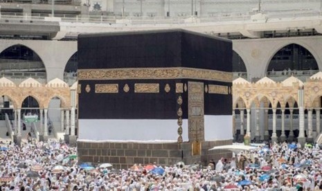 Kiswah Ka'bah disingkap ke atas. Pihak pengelola Masjidil Haram menyatakan kain kiswah disingkap untuk menghindari aksi perusakan kiswah (Ilustrasi)