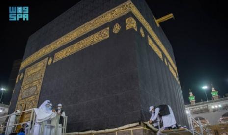 Apa Saja yang Harus Dibersihkan Ibrahim di Baitullah?. Foto:  Kiswah Kabah mulai digulung menandai awal musim haji 2021