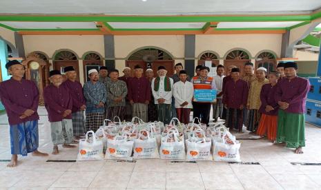 Kitabisa.com bersama Rumah Zakat berkunjung ke Lebak, Grobogan, Jawa Tengah dengan membawa 30 paket Bingkisan Lebaran Keluarga (BLK) untuk para guru ngaji.