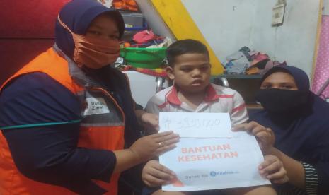 Kitabisa.com bersama Rumah Zakat menyalurkan dana bantuan kesehatan untuk ananda Kemal Pratama Putra yang tinggal di Jalan Pisangan baru 3 RT 2/11 No 20. Kelurahan Pisangan Baru, Kecamatan Matraman, Jakarta timur.