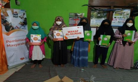 Kitabisa.com dan Rumah Zakat melalui relawan di Desa Berdaya Dibal kembali menyalurkanbantuan wakaf AL-Qur’an kepada warga. Penyaluran bantuan wakaf Al-Qur’an yang diberikan kepada 20 penerima manfaat ini dilaksanakan pada hari Sabtu, (21/8).