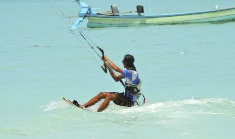 Kite Surfing di Kaliantan, Lombok, NTT