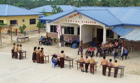 KKN UNS. Kegiatan kuliah kerja nyata (KKN) mahasiswa Universitas Sebelas Maret di sekolah anak-anak TKI di Sabah, Malaysia. 