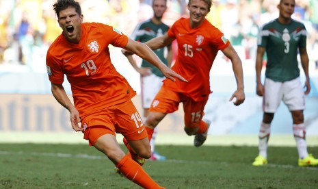 Klaas-Jan Huntelaar merayakan kemenangan Belanda 2-1 atas Meksiko, Senin (30/6) dini hari WIB