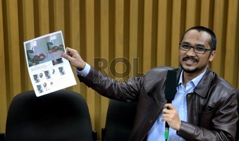 Klarifikasi Foto. Ketua KPK Abraham Samad menunjukan foto syur mirip dirinya di Gedung KPK, Jakarta, Senin (2/2). 