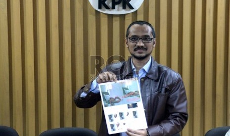 Klarifikasi Foto. Ketua KPK Abraham Samad menunjukan foto syur mirip dirinya di Gedung KPK, Jakarta, Senin (2/2).