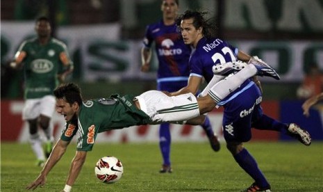 Kleber (kiri), pemain Palmeiras, terjatuh saat duel dengan pemain Tigre, Lucas Orban, pada laga Copa Libertadores di Buenos Aires, Argentina, Rabu (6/3). 