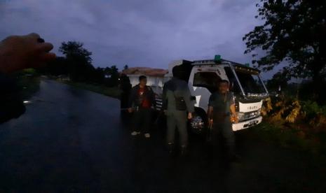  Tim Operasi Peredaran Hasil Hutan Balai Gakkum KLHK Wilayah Sulawesi berhasil mengamankan satu unit truk bermuatan material tambang illegal, yang diduga berasal dari kawasan konservasi Taman Nasional Lore Lindu di Desa Oloboju Kecamatan Sigi Biromaru, Kabupaten Sigi, Provinsi Sulawesi Tengah, Selasa (15/6). 