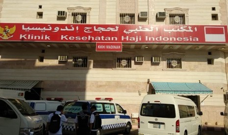 Klinik Kesehatan Haji Indonesia di Madinah melayani jamaah yang mengalami trauma mata akibat terkena panas, Kamis (19/7).