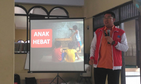 Klinik Pendidikan MIPA (KPM) bersama pengurus Kampung Matematika menginisiasi kegiatan unjuk wicara dengan topik bahasan soal pendidikan anak pada hari Sabtu (30/12) di Madrasah Masjid Nurul Ikhwan, Laladon Gede, Kab. Bogor. 