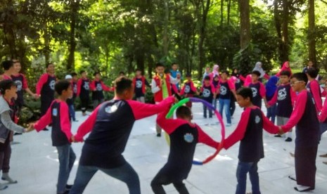   Klinik Pendidikan MIPA (KPM) Cabang 4 Bekasi menggelar kegiatan Fun and Math Science Outdoor Learning di Kebun Raya Bogor, 22 April 2018.