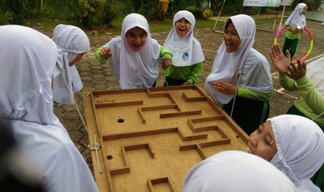 Klinik Pendidikan MIPA (KPM) mengisi program 'Fun Math & Science Go to School' di SDI Al Azhar 15 Pamulang  dengan konsep eksplorasi dalam bentuk simulasi nyata (real-life experiences), Kamis (26/10). 