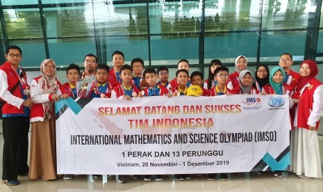 Klinik Pendidikan MIPA meraih 1 medali perak dan 13 medali perunggu di ajang “International Mathematics and Science Olympiad” (IMSO) di Hanoi, Vietnam.