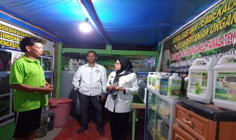 Klinik Pengendalian Hama Terpadu (PHT) sebagai salah satu kelembagaan petani di tingkat Kecamatan yang berfungsi memproduksi APH di tingkat petani. Di samping itu, Klinik PHT juga berfungsi sebagai forum pertemuan dan diskusi bagi petani. 