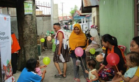 Klinik Pratama Rumah Zakat Al-Ummah kembali memberikan balon warna-warni sebagai penarik perhatian balita agar nyaman untuk hadir di pelayanan posyandu gang Sulung, Matsum II Kota Medan. 