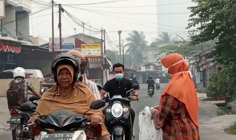 Klinik Pratama Rumah Zakat Pekanbaru turun ke jalan membagikan masker gratis kepada para pengguna jalan.