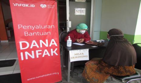 Klinik Rumah Zakat kembali kedatangan salah seorang lansia yang hendak melakukan pengobatan. Lansia itu bernama Alminah (82 tahun). Ditemani putranya, Alminah nampak semangat untuk memeriksakan kesehatannya, Senin (24/1).