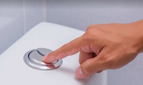 Kloset dengan tombol dual flush. Studi menunjukkan menyiram kloset dapat menyemburkan partikel aerosol yang mengandung virus corona ke udara di toilet. 