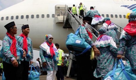 Kloter Pertama Haji Embarkasi Jakarta: Calon jemaah haji kelompok terbang (kloter) pertama embarkasi Jakarta menaiki pesawat di Bandara Halim Perdana Kusuma, Jakarta, Selasa (10/9).