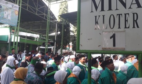 Kloter pertama jamaah calon haji embarkasi Surabaya mulai masuk Asrama Haji Sukolilo, Surabaya, Senin (16/7).