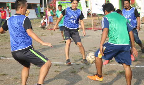 Klub sepak bola divisi utama Jepang atau J1-League, Japan, Shonan Bellmare bersama Aksi Cepat Tanggap (ACT) menghibur ratusan pengungsi korban bencana di kawasan Integrated Community Shelter (ICS) di Desa Sumari, Kecamatan Sindue, Kabupaten Donggala. 