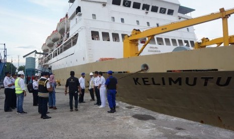 Lonjakan arus mudik mulai terjadi di Pelabuhan Sampit Ibu kota Kabupaten Kotawaringin Timur Provinsi Kalimantan Tengah dan hingga kini tercatat 1.368 orang penumpang diangkut dua kapal dengan kota tujuan Semarang dan Surabaya.  Tampak  KM Kelimutu siap diberangkatkan dari Pelabuhan Sampit, Kalimantan Tengah. 