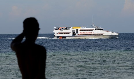 KM Marina Express 3 melakukan pencarian di Perairan Teluk Bone, Kolaka Utara, Sulawesi Tenggara, Selasa (22/12).