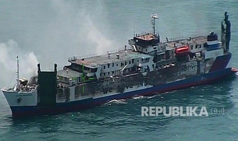 KM. Santika Nusantara yang terbakar pada Kamis (22/9) ditemukan terapung di posisi barat laut Pulau Bawean saat terlihat dari monitor Pesawat CN 235, Jawa Timur, Senin (26/8/2019). 