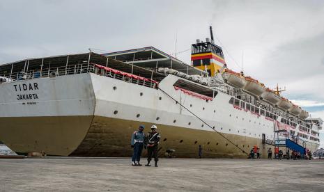 KM Tidar menjadi lokasi isolasi terpusat Covid-19 yang sandar di Pelabuhan Jayapura.