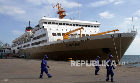 KM Umsini bersandar di Pelabuhan Soekarno Hatta di Makassar, Sulawesi Selatan, Rabu (14/7/2021). Kapal PT Pelni (Persero) tersebut merupakan bantuan dari Kementerian Perhubungan kepada Pemerintah Kota Makassar untuk dijadikan tempat isolasi pasien COVID-19 yang dapat menampung 804 pasien dan sekitar 60 orang tenaga kesehatan sebagai upaya penanganan pandemi COVID-19 di daerah itu. 