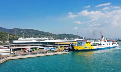 KMP Port Link II milik PT ASDP Indonesia Ferry (Persero) tengah bersandar di dermaga eksekutif Pelabuhan Merak, Banten. 