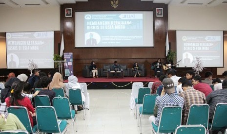 KMPS Manajemen Universitas Al Azhar Indonesia mengadakan seminar wirausaha.