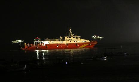 KN SAR Antasena 234 dikerahkan mencari KRI Nanggala 402, melintas di Selat Bali terlihat dari Pelabuhan Tanjung Wangi, Banyuwangi, Jawa Timur, Kamis (22/4).