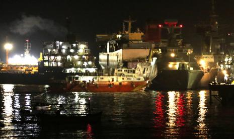 KN SAR Antasena 234 yang melintas di Selat Bali terlihat dari Pelabuhan Tanjung Wangi, Banyuwangi, Jawa Timur, Kamis (22/4/2021). Kapal SAR yang dilengkapi dengan Remotely Operated Vehicle (ROV) atau robot pintar bawah laut itu akan diterjunkan untuk mencari KRI Nanggala-402 yang hilang kontak saat menggelar latihan penembakan rudal di laut utara Bali pada Rabu (21/4).