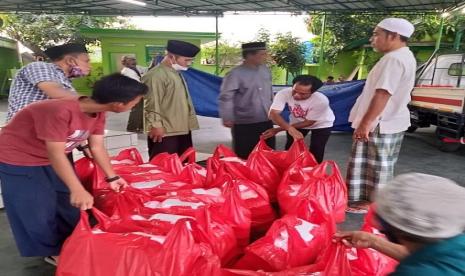 KNPI berbagi takjil ke masyarakat di Tegal Alur Kalideres Jakarta Barat. Senin (3/5)