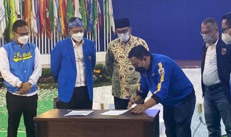 Ketua Umum DPP KNPI Haris Pertama yang didampingi Sekjen Gandung Rafiul N Huda, melantik pengurus DPD KNPI Provinsi Jawa Barat periode 2021–2024. 