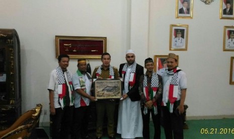 KNRP Lampung bersama Syeikh Kholil bersilaturahmi ke Bupati Pesawaran.