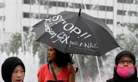  Koalisi Aksi Solidaritas Darurat Nasional Kejahatan Seksual Terhadap Anak melakukan aksi unjuk rasa di Kawasan Bunderan Hotel Indonesia, Jakarta,