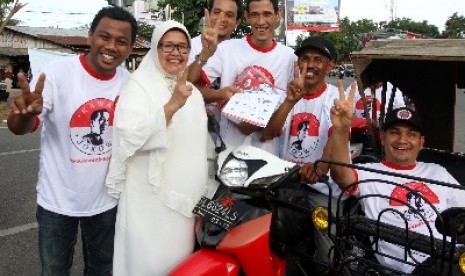 Koalisi Anak Muda dan Relawan Jokowi Aceh mengacungkan salam dua jari.