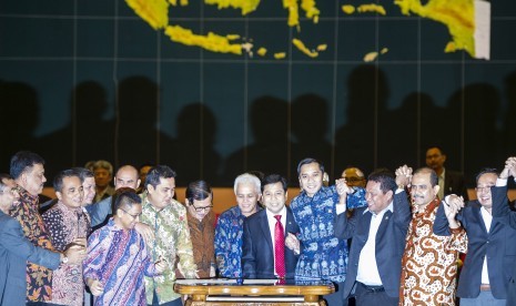 Koalisi Indonesia Hebat dan Koalisi Merah Putih berfoto bersama seusai penandatanganan kesepakatan damai di Kompleks Parlemen, Senayan, Jakarta, Senin (17/11).