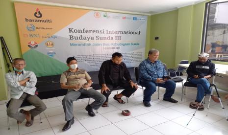 Koalisi Masyarakat Penutur Bahasa Sunda melakukan konsolidasi untuk mendatangi DPP PDI P dan DPR RI menanggapi pernyataan anggota DPR RI Arteria Dahlan tentang bahasa Sunda, Rabu (19/1). Mereka menuntut Arteria Dahlan di PAW. Turut hadir anggota DPR RI TB Hasanudin. 