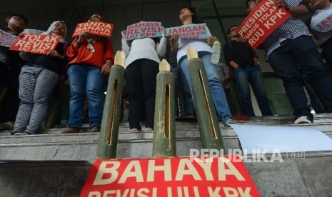  Koalisi Masyarakat Sipil Anti Korupsi melakukan aksi tolak revisi UU KPK di halaman gedung KPK, Jakarta, Selasa (16/2).  (Republika/Raisan Al Farisi)