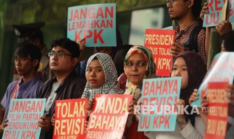 Koalisi Masyarakat Sipil Anti Korupsi melakukan aksi tolak revisi UU KPK di halaman gedung KPK, Jakarta, Selasa (16/2).  (Republika/Raisan Al Farisi)