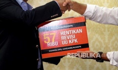 Koalisi Masyarakat Sipil Antikorupsi yang diwakili oleh Donal Fariz menyerahkan petisi penolakan revisi UU KPK ke Badan Legislasi DPR yang diterima oleh Ketua Badan Legislasi (Baleg) DPR Supratman Andi Agtas di Komplek Parlemen Senayan, Jakarta, Selasa (9/