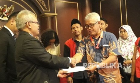 Koalisi Masyarakat Sipil Selamatkan Mahkamah Konstitusi (MK) usai melakukan audiensi dengan MK di Gedung MK, Gambir, Jakarta Pusat, Selasa (6/2).